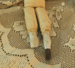 BLONDE BONNET HEAD LEGS